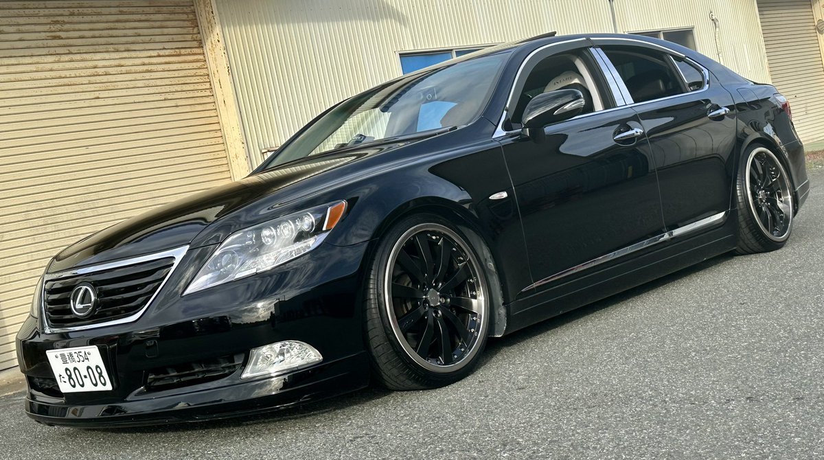 tk30cel's tweet photo. 心機一転、Twitter出戻り！
過去車に現在はLS460乗りつつ
華恋で内装統一してる真っ最中の
グランドプロフィア乗ってます🚛
キタハラヤンキー付いてるので
見かけたらスラッパお願いします🤣 https://t.co/HLAY23bvCG