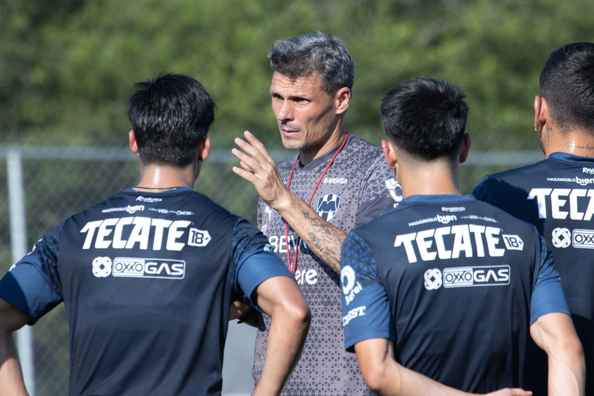 Rayados's tweet photo. Hoy, el plantel se dividió en dos grupos. El primero, sostuvo un partido de preparación contra Juárez.

El segundo, entrenó y se alistó para tener su partido mañana.

¡Aquí te dejamos algunas postales de la práctica!📸👇🏼 https://t.co/whzG2Xu4GK