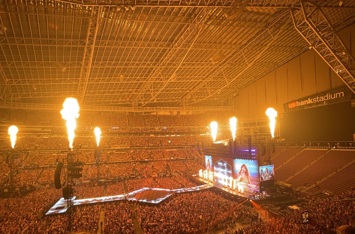 detailsedts's tweet photo. BAD BLOOD!!!  #MinneapolisTSTheErasTour https://t.co/qGbZO79erb