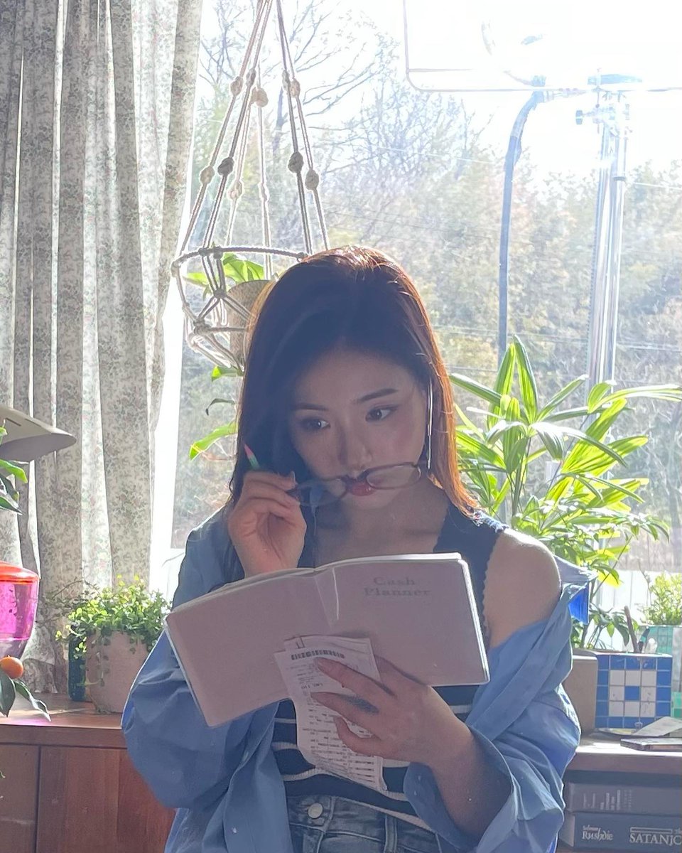 meteoreate's tweet photo. In her honeyed high-rise, with cherry kisses and the cheery sun, she knew. She laid her petals to rest, the city of glass, and prayed for a golden sunrise. https://t.co/RzEKidyokb