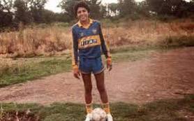 Cronopio777's tweet photo. Soñaba con jugar en el club de sus amores. Desde su debut hasta su último partido fue ovacionado. Simplemente el último 10. Feliz cumpleaños torero. https://t.co/g1DuYHHvNX