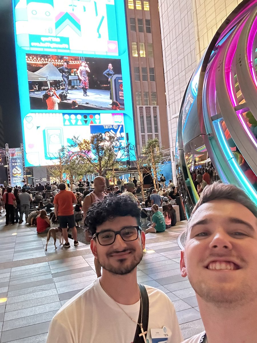 JordanSmithNTX's tweet image. @ATTDistrict &amp;amp; #ATTEXP had #turnupthelove concert! Thank you too @Moto for sponsoring some of the event! 
@LynetteMAguilar @dbustamante1210 @SSanjuaneloS