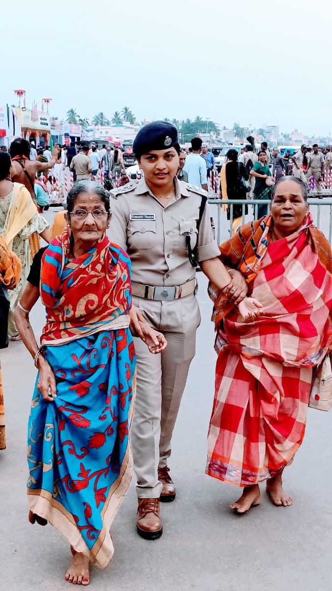 SPPuri1's tweet photo. #𝐑𝐚𝐭𝐡𝐘𝐚𝐭𝐫𝐚𝟐𝟎𝟐𝟑 
Today is Heera Panchami. 
Sea of devotees have thronged Puri.

Whole hearted efforts for safety &amp; security of devotees have been put in place. 

We are facilitating super senior citizens / specially-abled devotees for Darshan. 

🙏 ଜୟ ଜଗନ୍ନାଥ 🙏 https://t.co/w6HFogp110