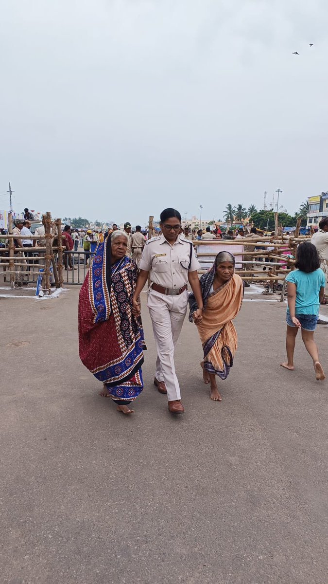 SPPuri1's tweet photo. #𝐑𝐚𝐭𝐡𝐘𝐚𝐭𝐫𝐚𝟐𝟎𝟐𝟑 
Today is Heera Panchami. 
Sea of devotees have thronged Puri.

Whole hearted efforts for safety &amp; security of devotees have been put in place. 

We are facilitating super senior citizens / specially-abled devotees for Darshan. 

🙏 ଜୟ ଜଗନ୍ନାଥ 🙏 https://t.co/w6HFogp110