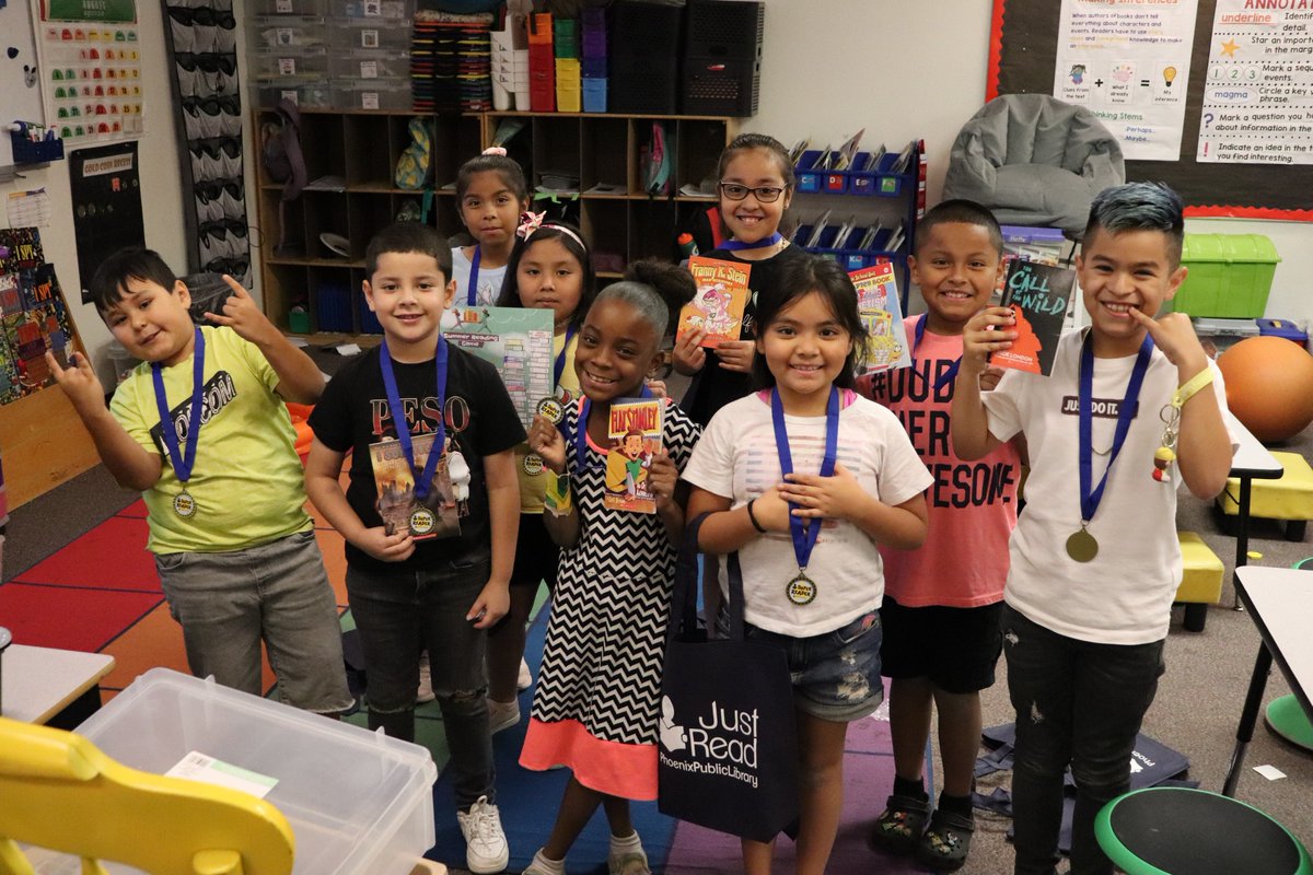 PhxLibrary's tweet image. #AcaciaLibrary staff visited Sunnyslope Summer School to award all these super readers with their Summer Reading prizes. Way to go, Sunnyslope! How’s your summer reading going? bit.ly/2ps9plA #SummerReadingGame #JustReadPPL