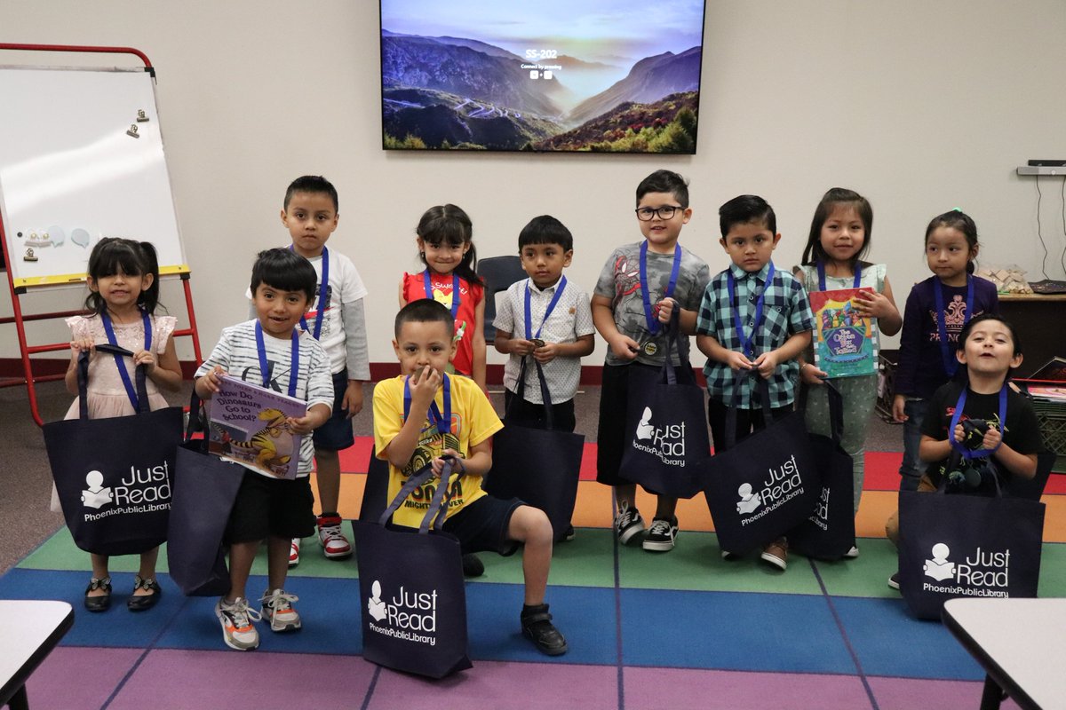 PhxLibrary's tweet image. #AcaciaLibrary staff visited Sunnyslope Summer School to award all these super readers with their Summer Reading prizes. Way to go, Sunnyslope! How’s your summer reading going? bit.ly/2ps9plA #SummerReadingGame #JustReadPPL