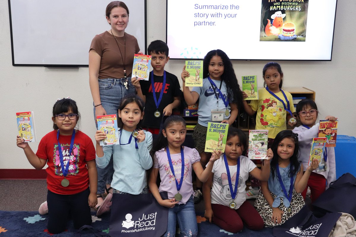 PhxLibrary's tweet image. #AcaciaLibrary staff visited Sunnyslope Summer School to award all these super readers with their Summer Reading prizes. Way to go, Sunnyslope! How’s your summer reading going? bit.ly/2ps9plA #SummerReadingGame #JustReadPPL