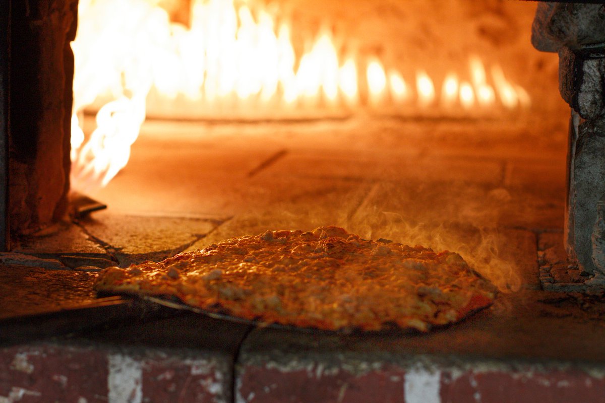 ZedamNabil's tweet photo. Stone oven Pizza
#Algeria #food #pizza #Photography https://t.co/Mw34cyHLpI