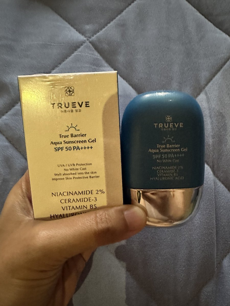 safirawwww's tweet photo. Mantep juga ini, akhirnya repurchase botol kedua.
Kemaren-kemaren pake azarine/biore, murah mantep ga whitecast tapi agak bikin kusem di muka kalo udah berjam2, kalo ini enggak.
Minusnya harganya agak mahalan untuk isi 30gr only🤣

#honestreview #trueve #sunscreen #reviewsaf https://t.co/duKGpIkELB