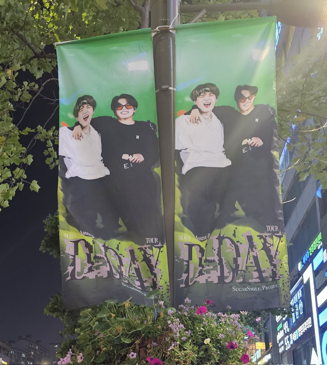 ai_jiminily's tweet photo. LOOK AT ALL THE BANNER IN KOREA FOR #SUGA_AgustD_TOUR_in_seoul RIGHT NOW.  SEEMS LIKE THEY PUTTING UP PIC OF EVERY MEMBER WITH YOONGI AAAAAA 😭😭😭  GOTTA FIND TAEGI, YOONKOOK AND SOPE NOW🥹😭😭

#SUGA_AgustD_TOUR #AgustD_SUGA_Tour #D_DAY_TOUR https://t.co/xwpJzmYMzp