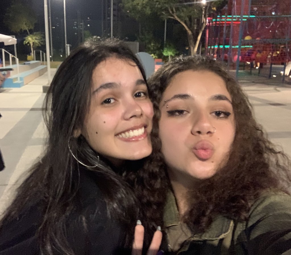 caquisagain's tweet photo. eu y a @kingslayerszz de novo no @ternorei 💓💓💓💓 !!! eita como são indies zners na zl 💪💪 #znlovers #zners #ternoreifazshownosescsantanaporfavor https://t.co/7FCJtiySze