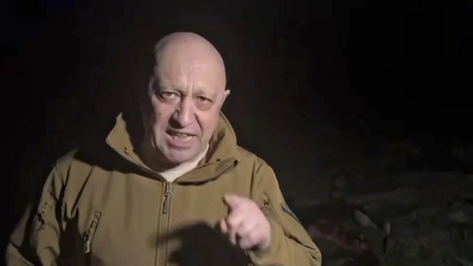 URGENTE: Prigozhin, jefe del Grupo Wagner, acaba de comunicar en su canal oficial de Telegram que han logrado cruzar la frontera. Se encuentran en este momento en territorio ruso con dirección a Moscú. “Destruiremos a todo aquel que se interponga en nuestro camino”.