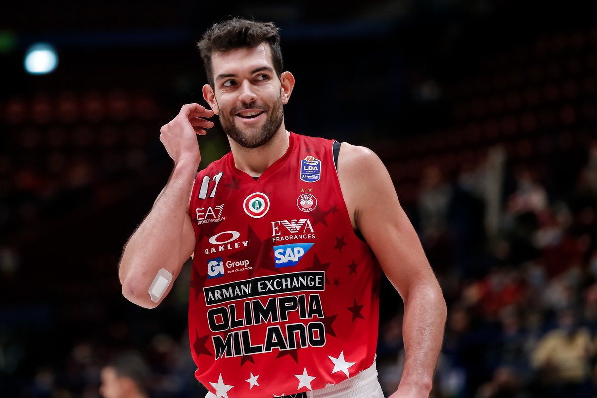 L'unico giocatore a vincere gli ultimi 3 Scudetti.
L'unico giocatore a vincere gli ultimi 3 Scudetti laureandosi in matematica nel mentre.
#SerieAtipo