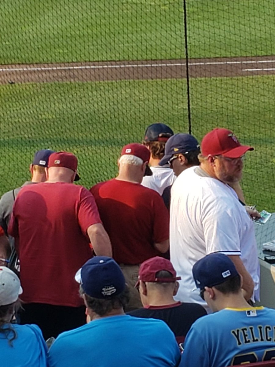 Lotta older dudes trying to get autographs.  Wonder if they'll wait til they get to the parking lot before they put the autos on ebay...#TRatNation