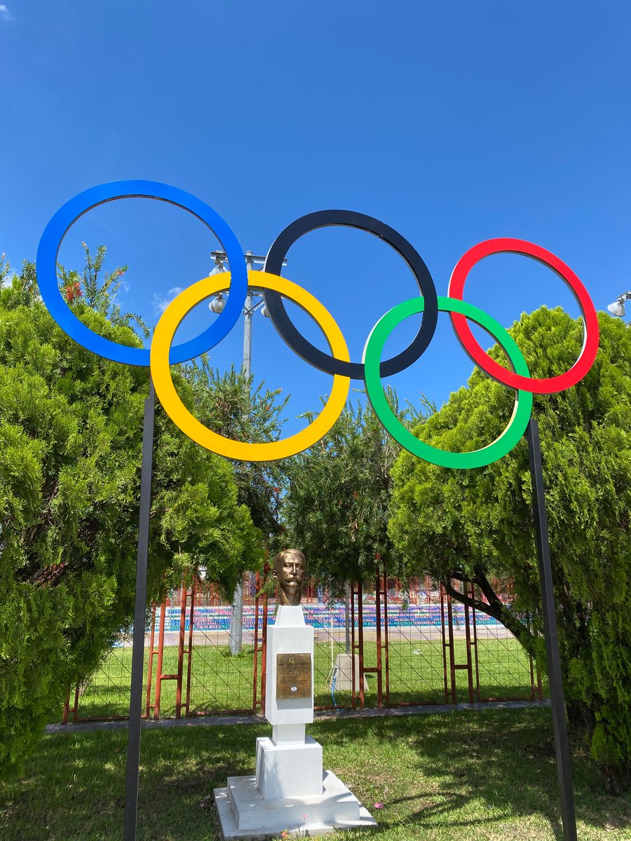 Siempre antes de entrar al comedor en la villa, vemos el busto del Barón Pierre de Coubertin.. y ahora tiene los aros olímpicos 🤩 lindo poder verlos hoy en el #Olympicday @Athlete365 @Olympics