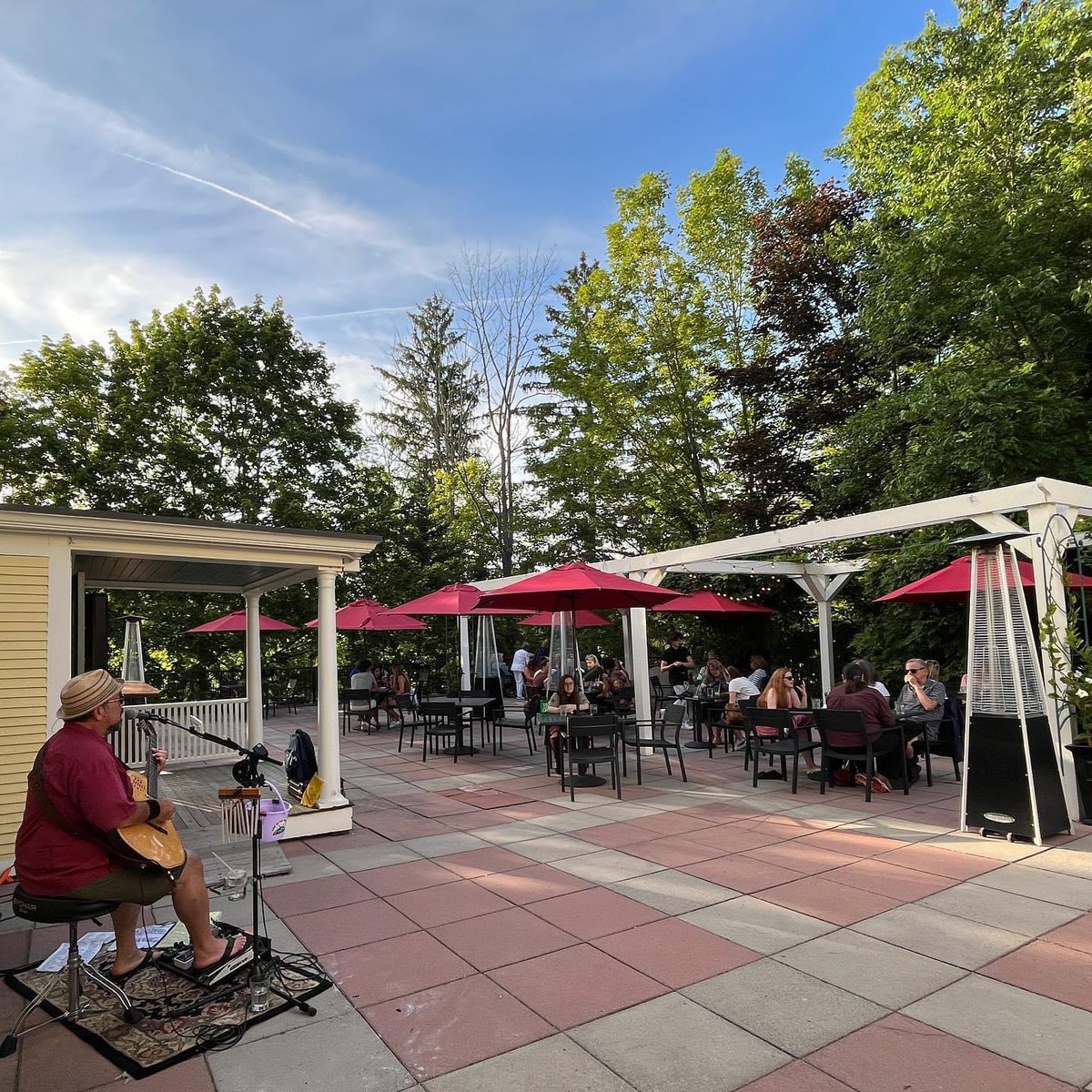 3ChimneysInn's tweet photo. 🎶 It’s always a pleasure when Dave Gerard joins us on the Terrace, and the weather’s perfect tonight! Thanks to everyone who joined us. This weekend we will be announcing our next live concert - stay tuned! https://t.co/DyqkmlBK8d