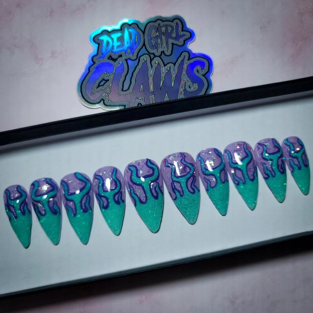 DeadGirlClaws's tweet photo. 💙💜🔥Ghost Flame🔥💜💙

Painted on my Medium Stiletto style Press on Nails https://t.co/PmdqsM9sBY
