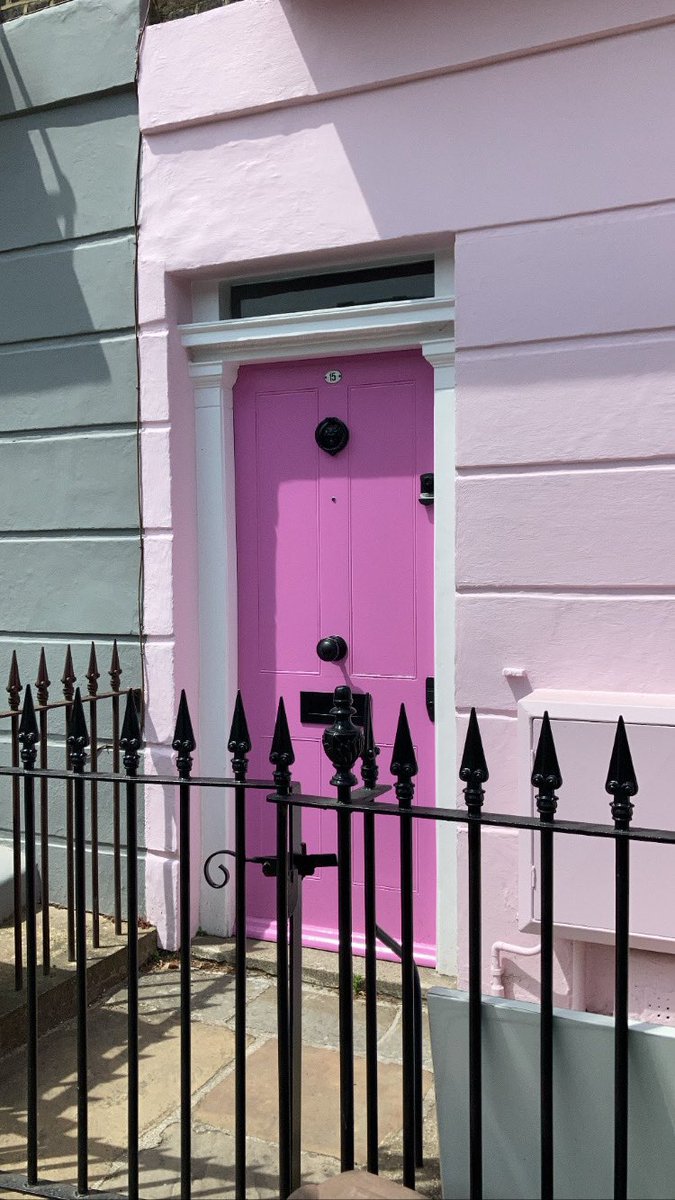 CarolineRaby's tweet image. #camden #camdentown #camdenmarket #streetart #amywhinehouse #colourfulhouses #london