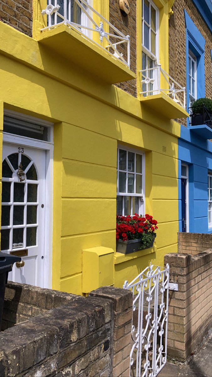 CarolineRaby's tweet image. #camden #camdentown #camdenmarket #streetart #amywhinehouse #colourfulhouses #london
