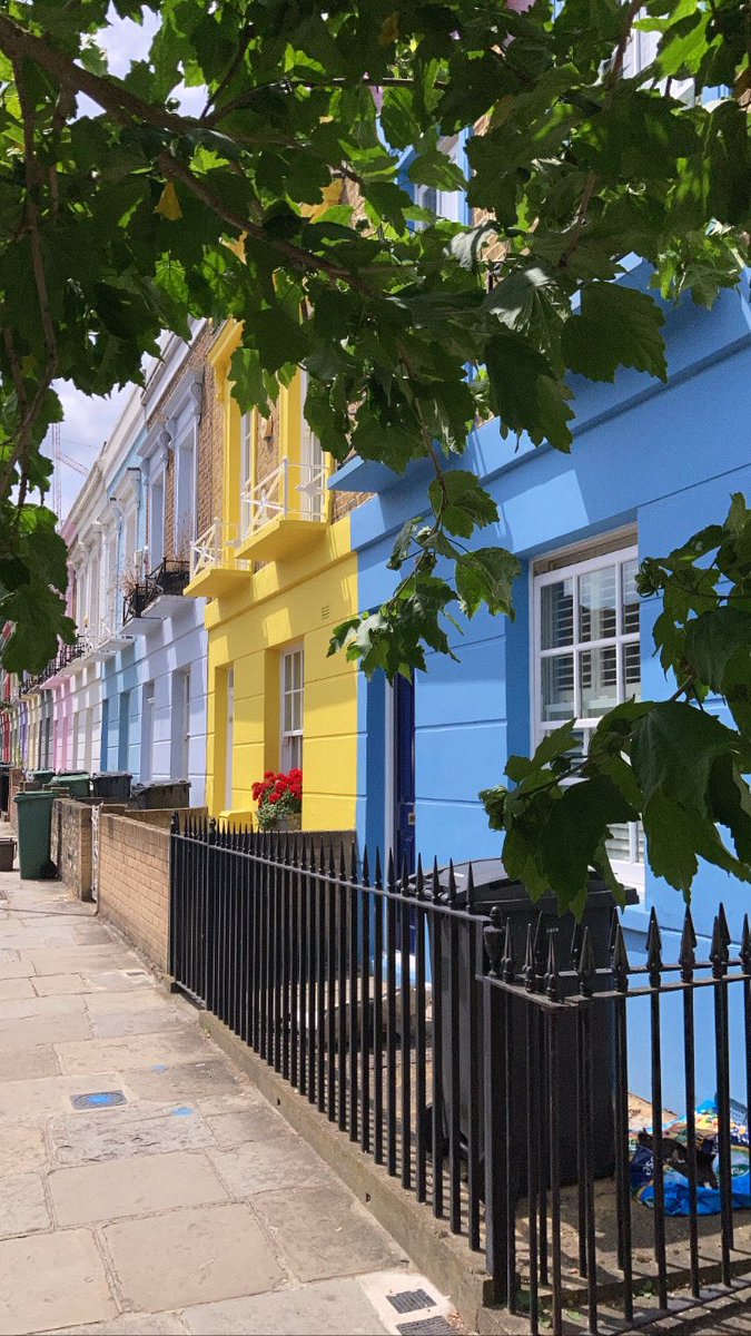 CarolineRaby's tweet image. #camden #camdentown #camdenmarket #streetart #amywhinehouse #colourfulhouses #london