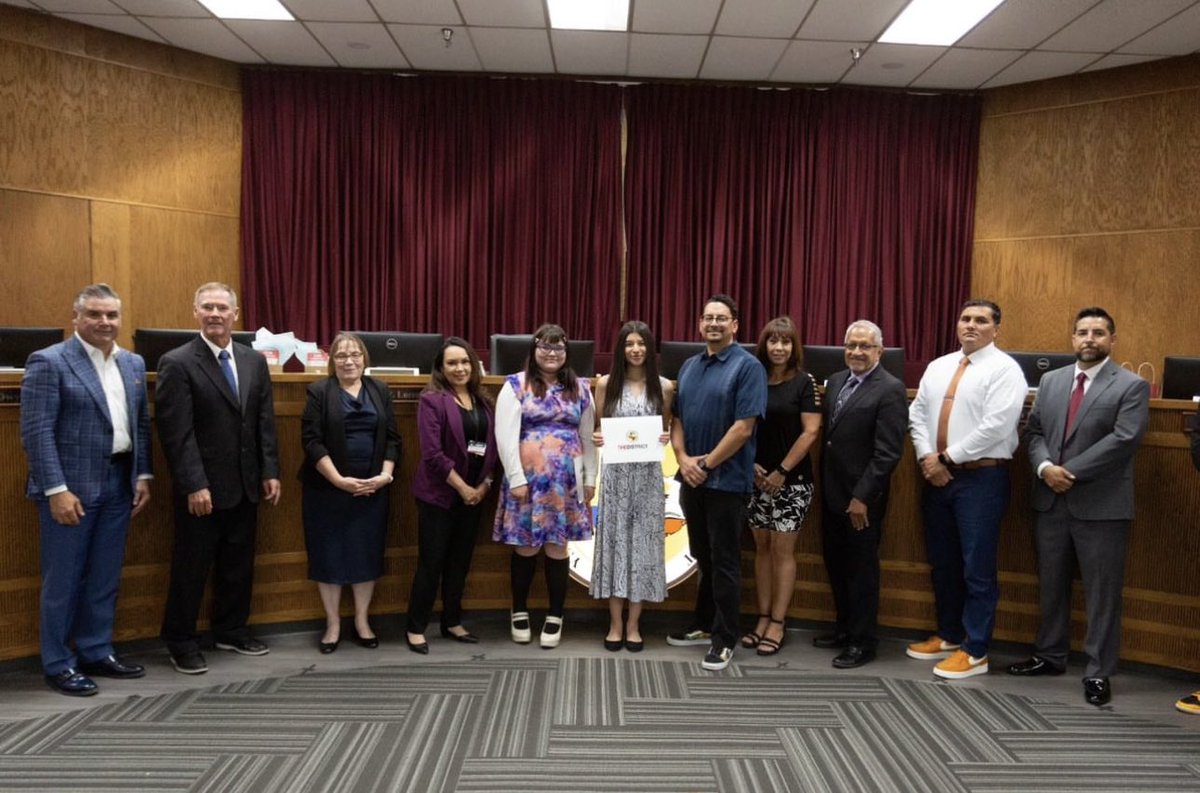 CONGRATS CAVALIER ARTISTS! YISD
Dr. De La Torre and Board of trustees recognized our 3 students who won
Platinum at the Texas Visual Arts Scholastics Event.
Ava Licon
Kiara Pinon
Emilynn Beltran
#yisdfinearts #TheDistrict #hanks_studio