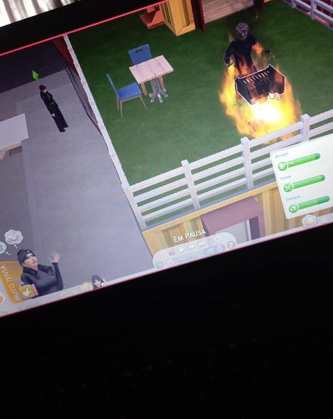 Porra_Sims's tweet photo. vim ver o macho e ele morreu queimado, amo esse jogo https://t.co/b3N7AODpNH