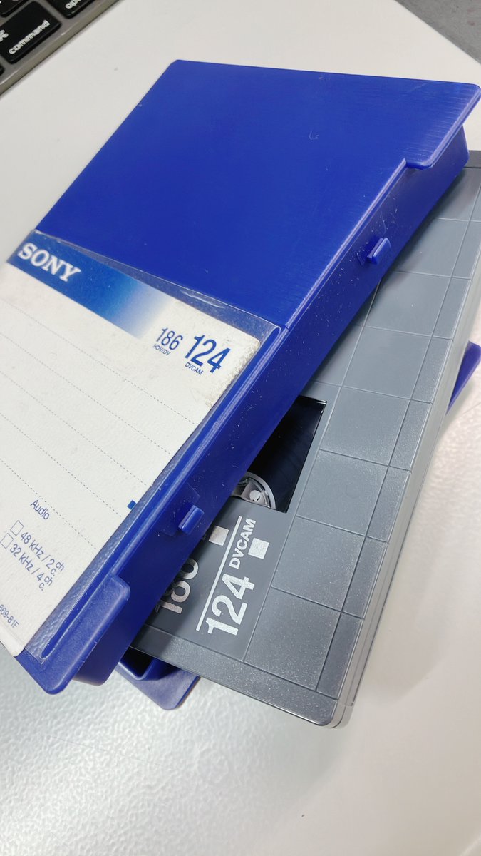 toc_gijutsu's tweet photo. 汐留営業所です‼️
この種類のテープ
最近めっきり見なくなりました。。。
DVCAMです😀😀😀
録画モードによって収録時間が変わるとか
とても懐かしいですが
まだ回せるデッキあります😄😄😄
#東京オフラインセンター
#TOC
#編集技術室
#汐留
#DVCAM https://t.co/vjM5xkSTlJ