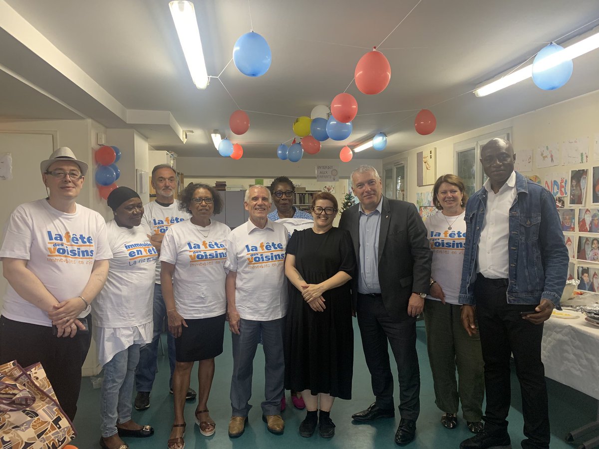 Pflogereau's tweet photo. #paris17 @Mairie17 très heureux ce soir de représenter le conseil de quartier de #pereire #malesherbes à la fête des voisins de l’association des locataires des Hauts de Malesherbes avec son président #Philippe #boulland merci 🙏 cc: @LedranCh @geoffroyboulard @HazarabedianS https://t.co/PHRF00JmbL