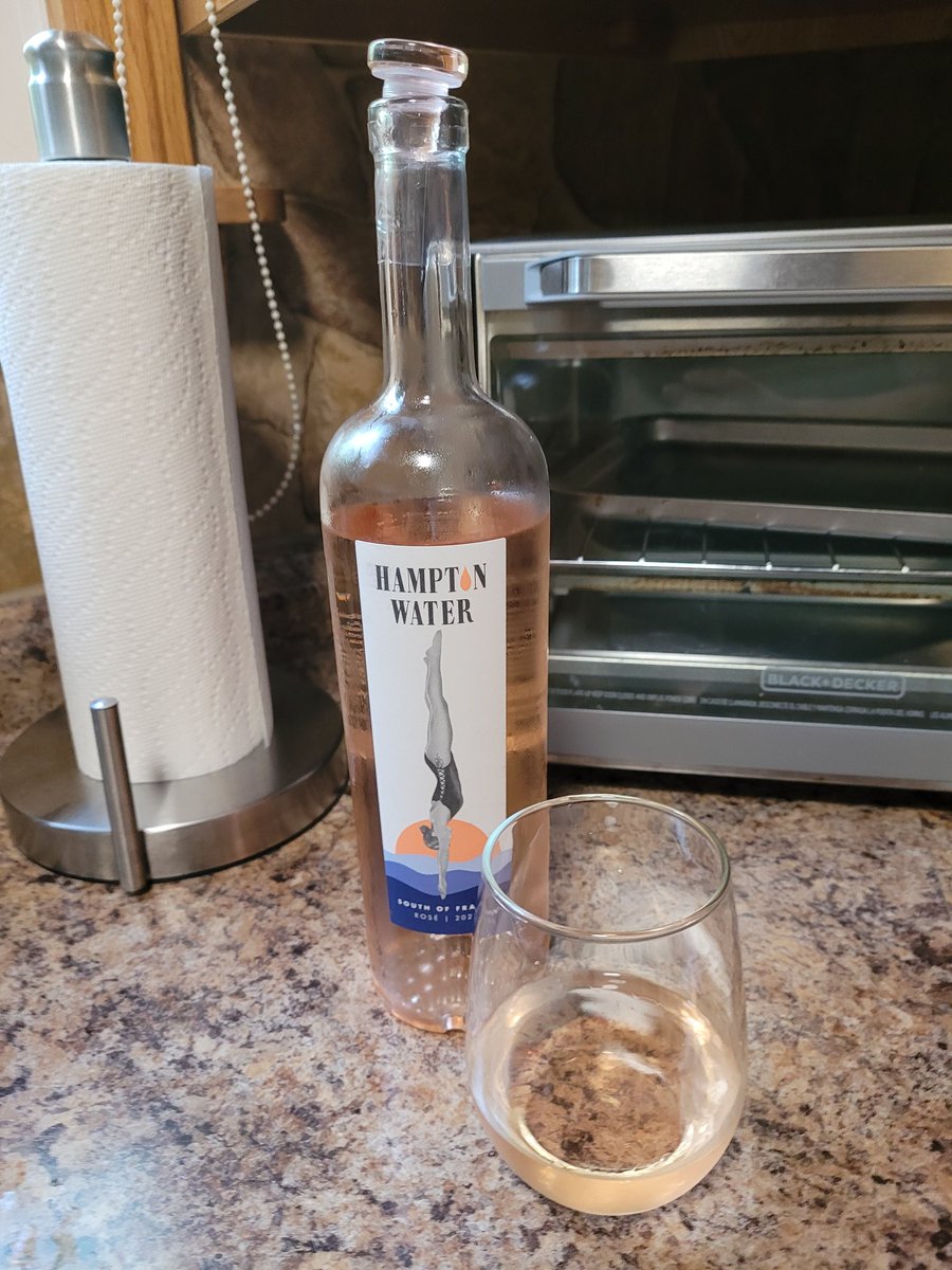 NikkiBopper's tweet photo. Can't get this in town, wanted to try it since the first time I saw @jonbonjovi's 1st post about it on IG. It's FANTASTIC! To the Rocker I love, cheers! Thank you Jon Bon Jovi! #LivingOnAPrayer #HamptonWater https://t.co/0lbv8DeMOh