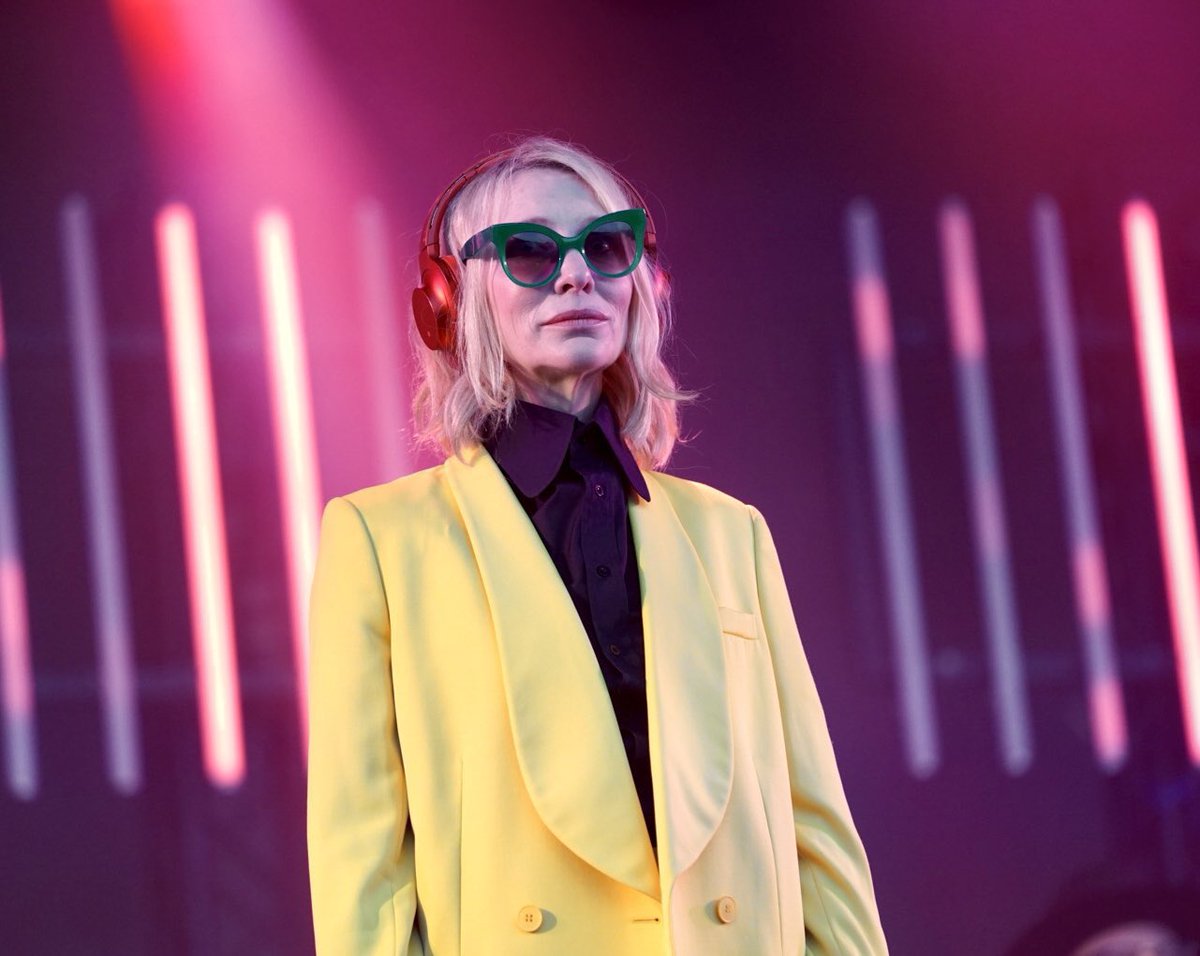 brcblanchett's tweet photo. 📸 Cate Blanchett se apresentando no Festival Glastonbury com o @sparksofficial. https://t.co/zd6K5ARAzK