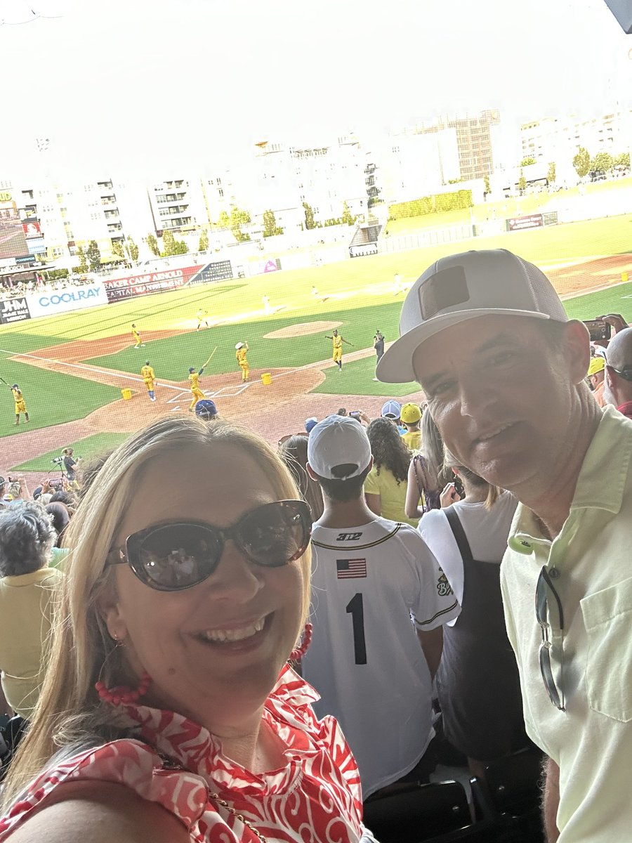 itsmeamyagain's tweet photo. @TheSavBananas with @jonmhughes and the fam! https://t.co/GmYDYw4u3a