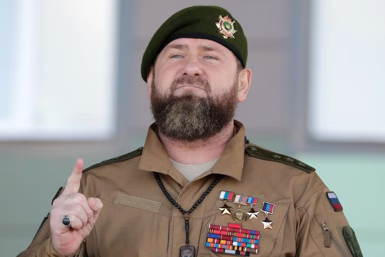 AmbEmpireRussFr's tweet photo. N'écoutant que son courage, Ramzan #Kadyrov a décidé d'attendre de savoir qui de #Poutine ou de #Prigozhin va l'emporter avant de prendre position. https://t.co/Gj3O6STUXn