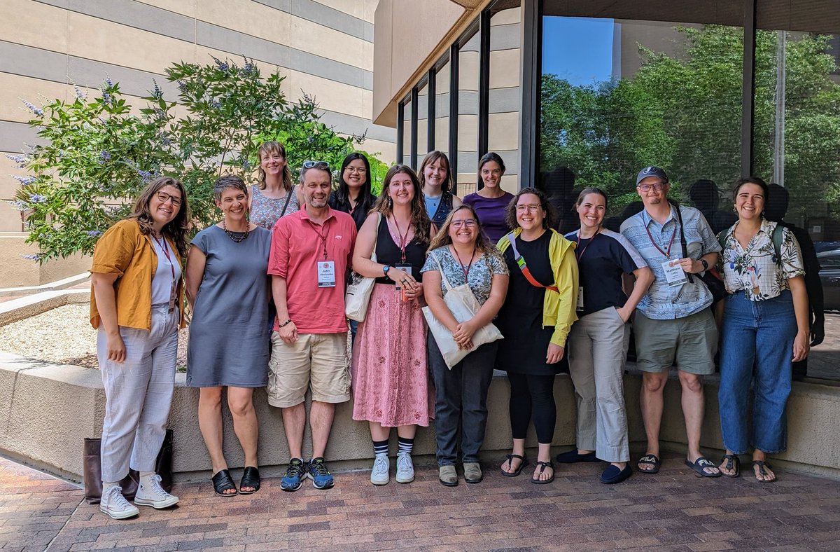 Lab lunch at #evol2023 w/ these amazing people I've worked w/ as undergrads, grads,  post-docs, & lab friends. An absolute privilege. @jmkreinz @PhloxELady @AmandaLPeake @emjosephs @OstevikLab @ilborges @TheBadMutualist @imengyuan  @KatieGMaunder @corlettwwood  @loubartkovich