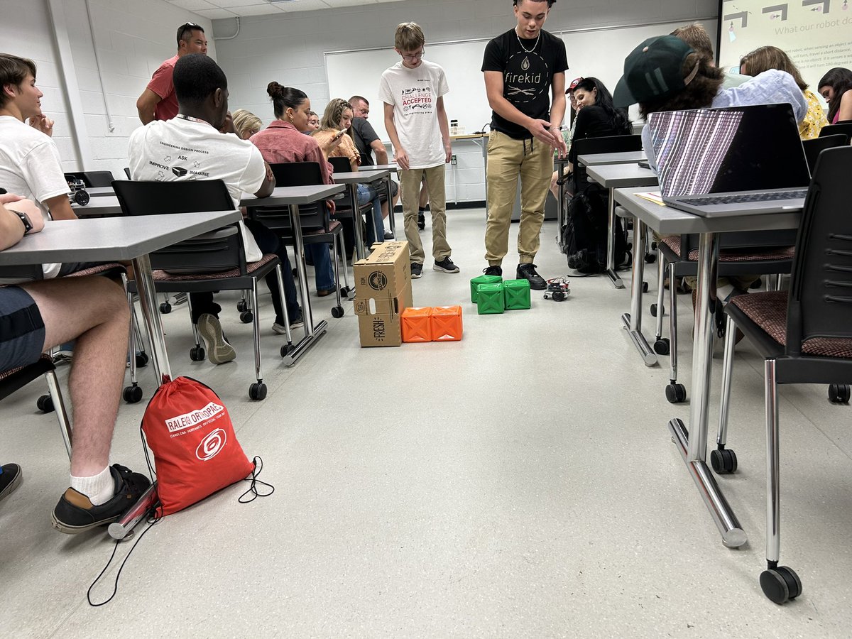 Lirong Xiang tweet media