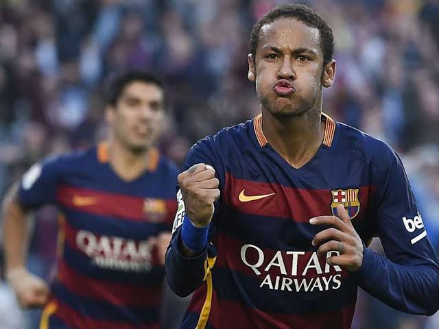 Em 2015, no início da temporada 2015/16, Messi acabou se lesionando e consequentemente o Ney assumiu as rédias do clube.

E fez simplesmente 13 gols e 8 assistências em 9 jogos.