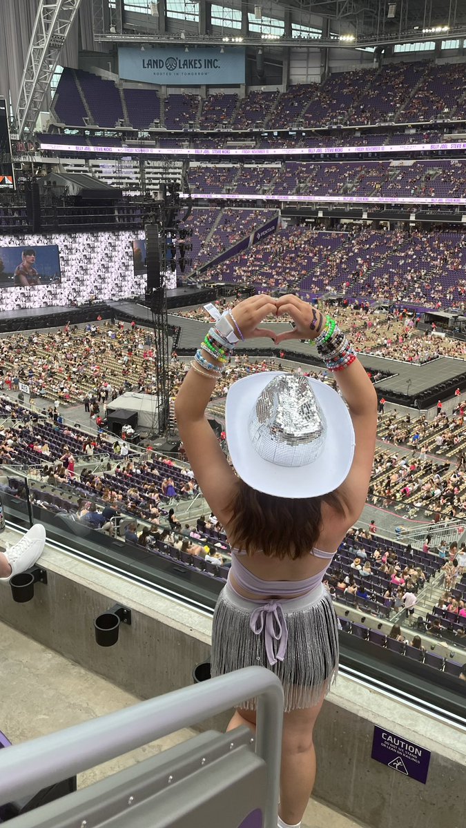 kylawrighttt's tweet photo. it’s been a long time coming #MinneapolisTSTheErasTour @taylornation13 https://t.co/XG9X75VAtC