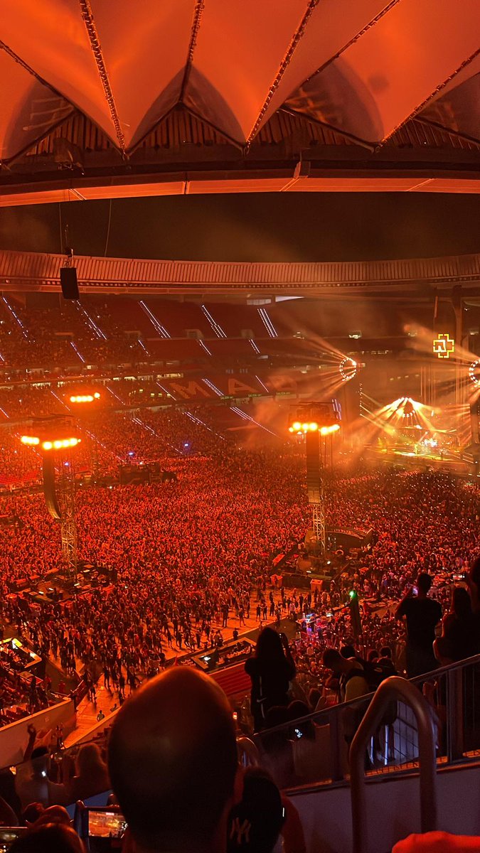 sanchez_rsv's tweet photo. Mientras tanto mi hermano enviándome fotos y videos del concierto de Rammstein 😍🤩
Agante nos va a tocar un concierto juntos 🤞🏼🙌🏼 https://t.co/6Vi7HZ7aNq