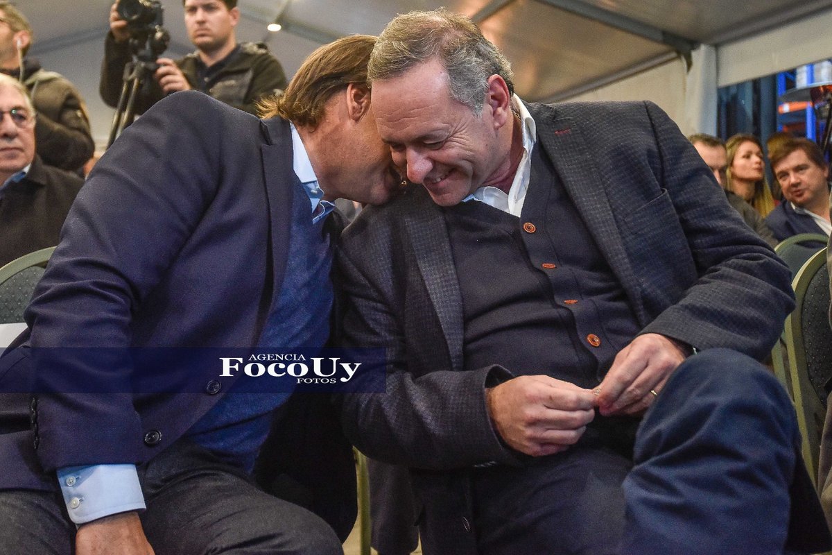 focouy's tweet photo. Presidente @LuisLacallePou le dice un secreto al secretario @AlvaroDelgadoUy durante la inauguración de una linea de produccion de aceite de la empresa Cousa.
Foto: @federicogutierrez61
Más fotos en https://t.co/sz02vM3y3E
#política #fotoperidismo #uruguay #cousa https://t.co/lDHBb2nUrk