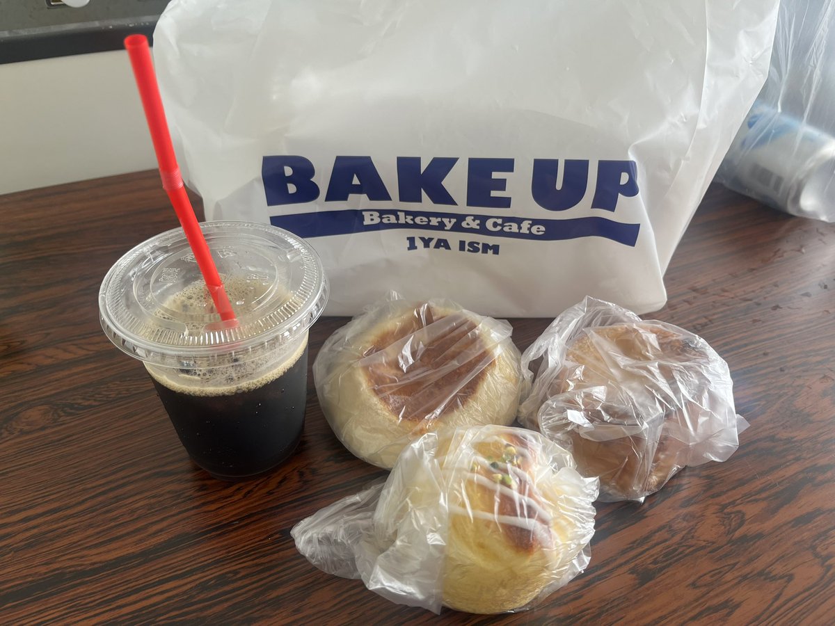 solaboccuri's tweet photo. 会場近くにある #bakeup さん。
いつもは予約がある時しか焼かないという生食パン!焼きたて〜♡
美しいスタッフさん一推しという事で早速GET!ラッキー♡
#いわむrockfestival
#新潟県スポーツ公園
#solaboccuri https://t.co/q5jV3fhq37