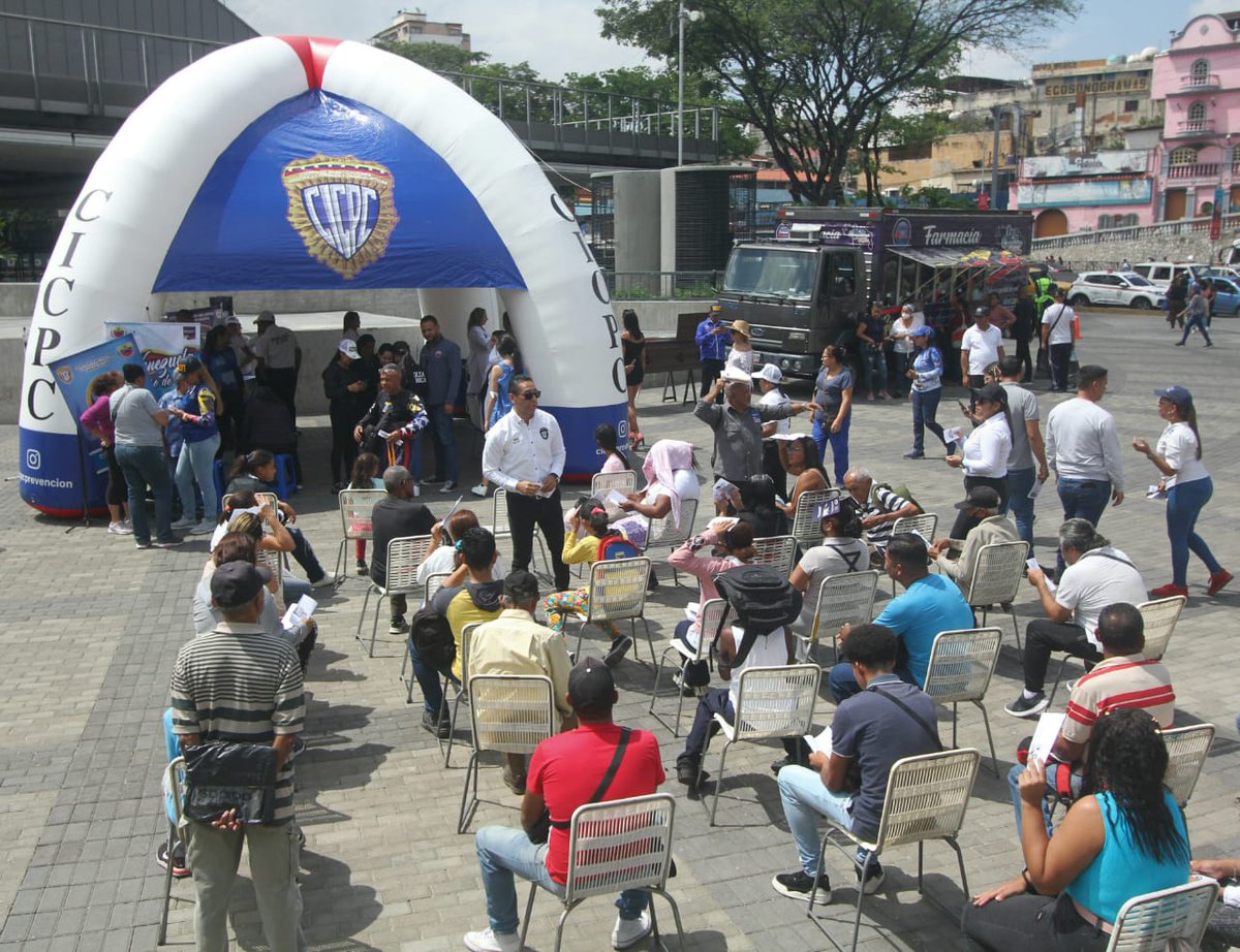 #23JUN || Este viernes, funcionarios y funcionarias del Frente Preventivo del @MijpVzla realizaron un abordaje integral de prevención del delito de trata de personas en la Plaza Bolívar de Petare.

#PorLaVidaYLaPaz