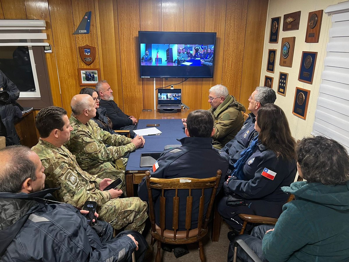 camilaemiliasv's tweet photo. El presidente escondido en la Antártica y comunicándose manera telemática. El nivel de mediocridad e indolencia con los damnificados es lo peor que hemos visto ¡Son una vergüenza! https://t.co/Hwdqf1fWco