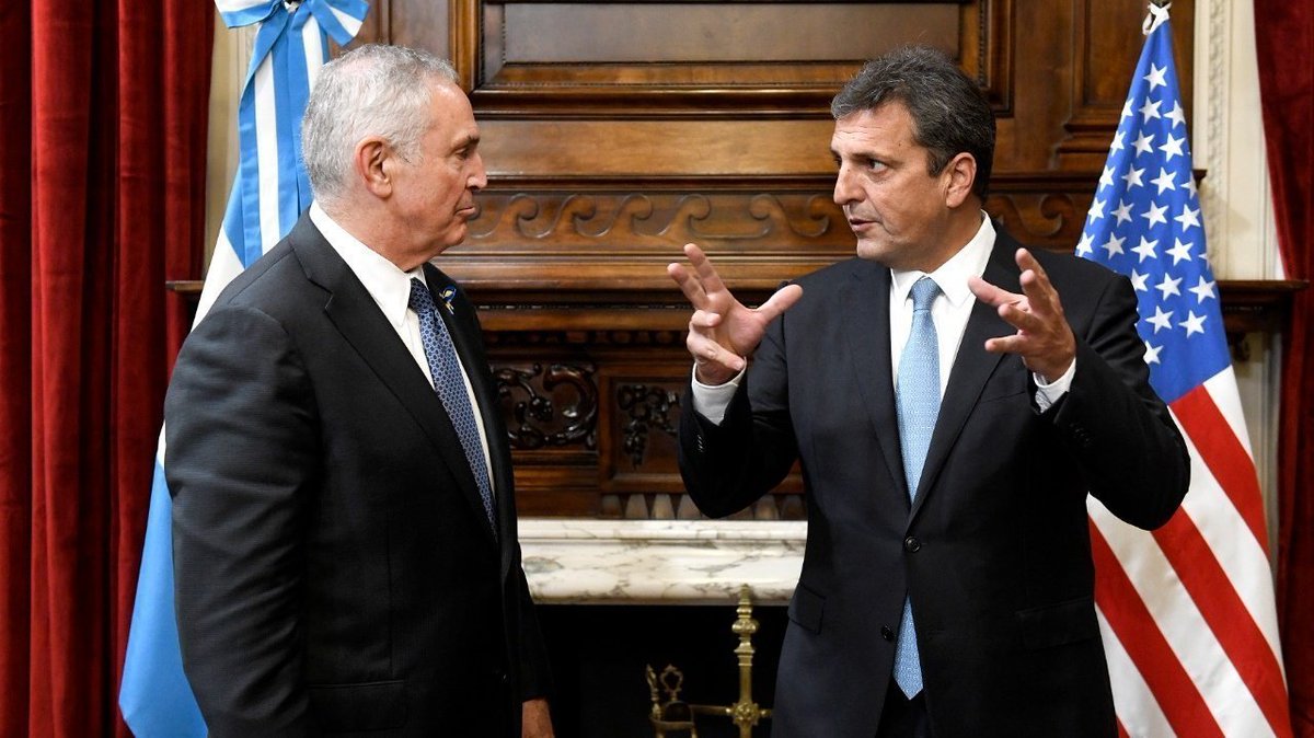 En un minuto tiraron a la basura a la generación diezmada y pusieron a la embajada de EEUU como candidato a la presidencia: Massa