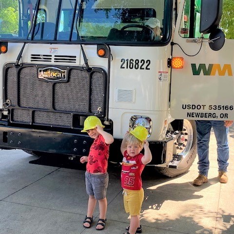 Hats off to @NewbergOR! The crowds were out for Newberg Public Works Day, giving kids & community members a chance to meet @WasteManagement drivers & learn how to #RecycleRight. You can do your part by keeping plastic bags out of your recycling cart! #FanOfTheWeek #WMFanPhotos