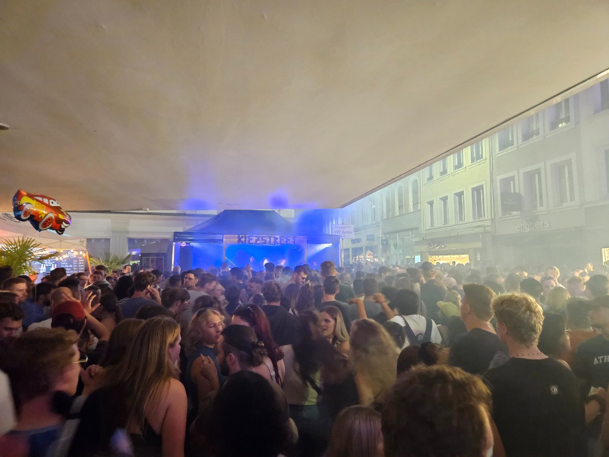 Slini11's tweet photo. @Stadt_Trier Schon voll hier in der Fleischstraße. Elektonische Musik im nächsten Jahr vllt vor der Porta oder da wo mehr Platz ist? Und gerne auch länger als 0 Uhr, wie gestern in Luxemburg. https://t.co/CBg1tOWgRs
