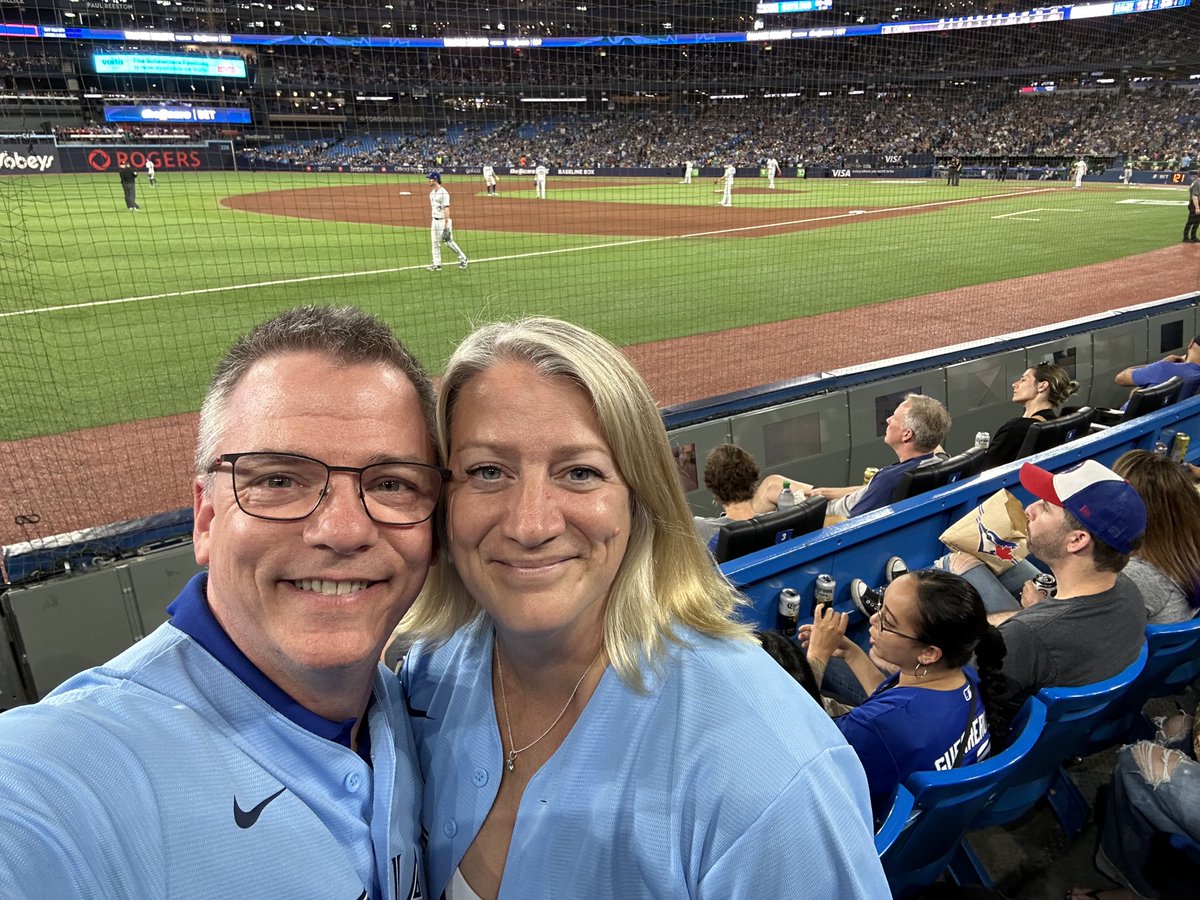 ⁦@BlueJays⁩ game in ⁦@maddiecholette⁩ amazing seats and just saw season’s first home #Plakata #GoJaysGo