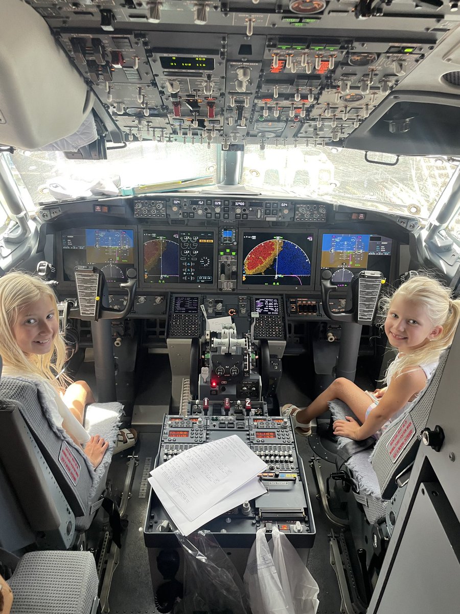 Thanks <a href="/AlaskaAir/">Alaska Airlines</a> pilots of flight 804 for letting my girls take a front row seat for a quick photo and get to speak with a female pilot! #Alaskaair