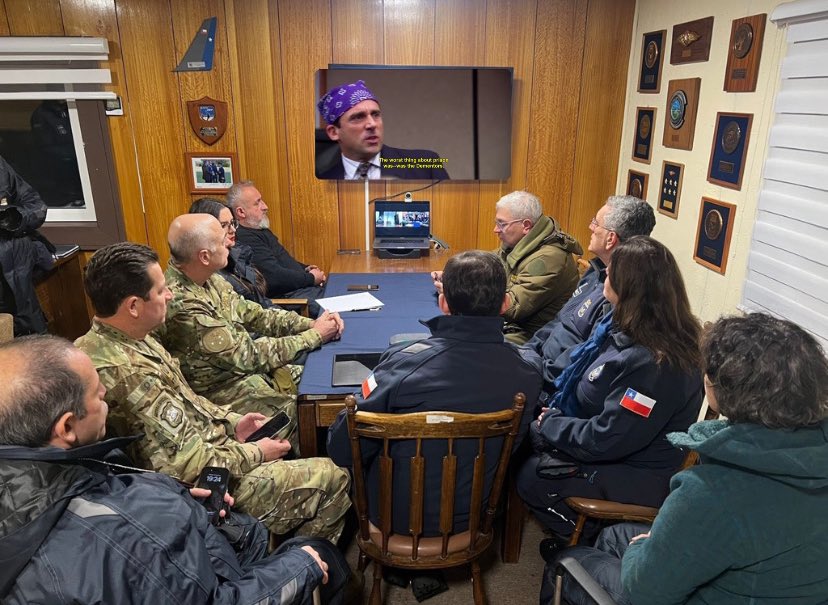🔴 ESTÁ PASANDO: Presidente <a href="/GabrielBoric/">Gabriel Boric Font</a> en contacto con Cogrid desde la Antártica. El Mandatario se encuentra con todos los comandantes en jefe, ministra de Defensa y Segegob
