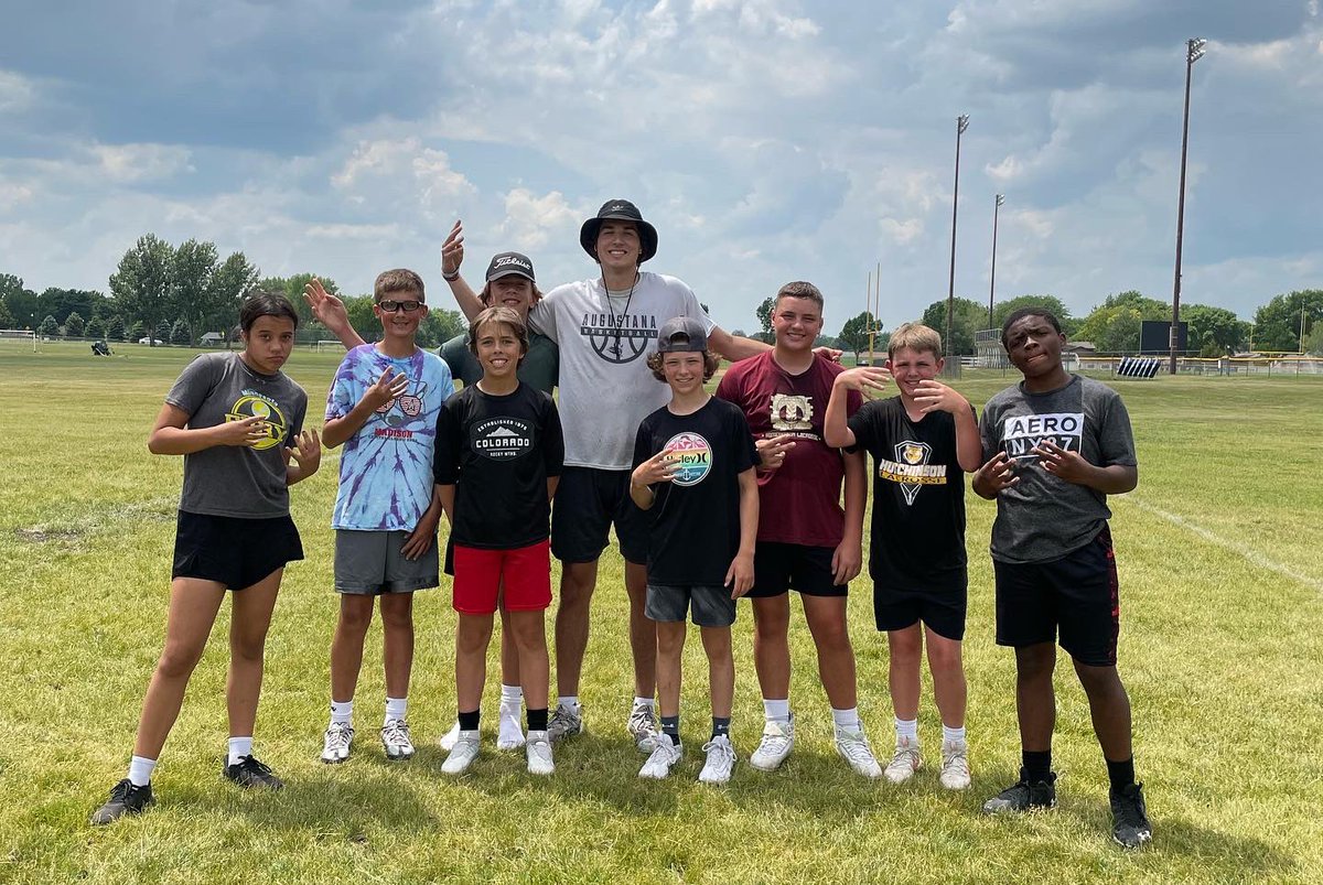 S/O to the 4th Quarter Elite College athletes for coming out and giving back to the youth during their time home.

@jordan_titus99 @alextelliott23 @RenschSam