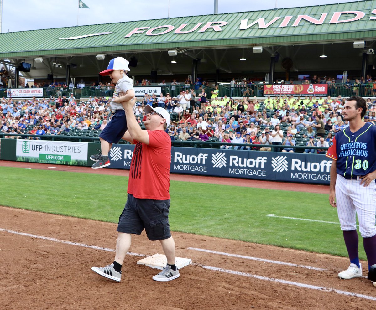 SBCubs's tweet image. Elias Walden hit a HUGE Home Run for Life at tonight’s game! ☄️ Elias has chronic lung disease and is oxygen dependent, and also underwent open heart surgery at age one. With the help of @BeaconHealthSys and Beacon Children’s Hospital, he can keep fighting. Great job, Elias! 🐻⚾️