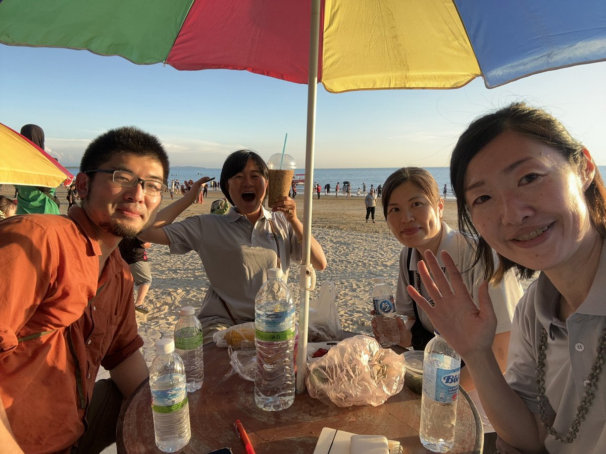 OtoFurukawa's tweet photo. マレーシア、ボルネオのコタキナバル。美しい夕陽と屋台料理、そしてめずらしいローカル酒（開始30分〜）をタンジュンアルビーチより動画で紹介。ガイドをして下さっているのは、コタキナバル在住の日本人ガイド今村志帆さんです。海辺で食べる串焼き、もう最高でした！ https://t.co/IcbnUSw1M7